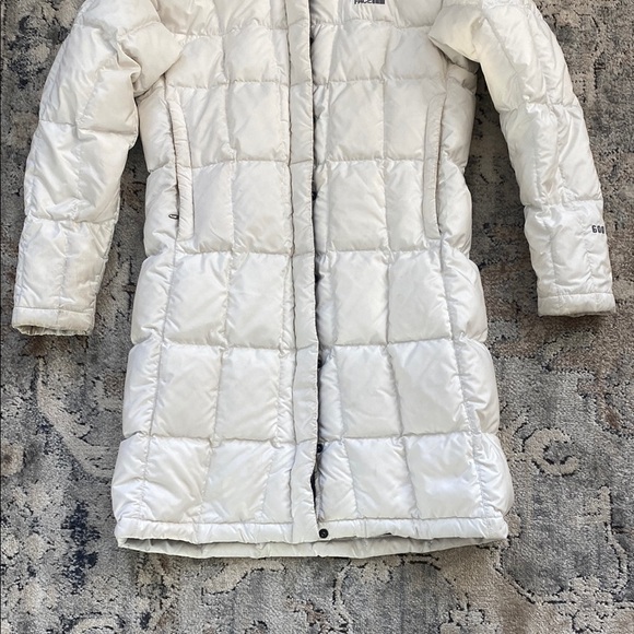 The North Face Women's White Puffer Coat - Picture 3 of 12